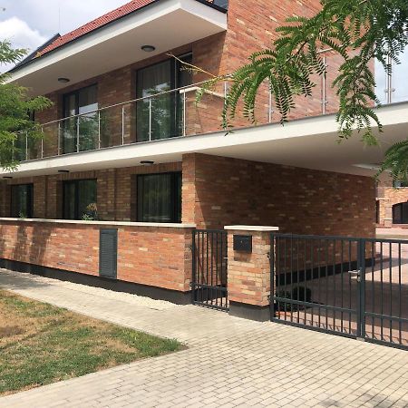 Castellum Apartmanhaz Gyula Bagian luar foto