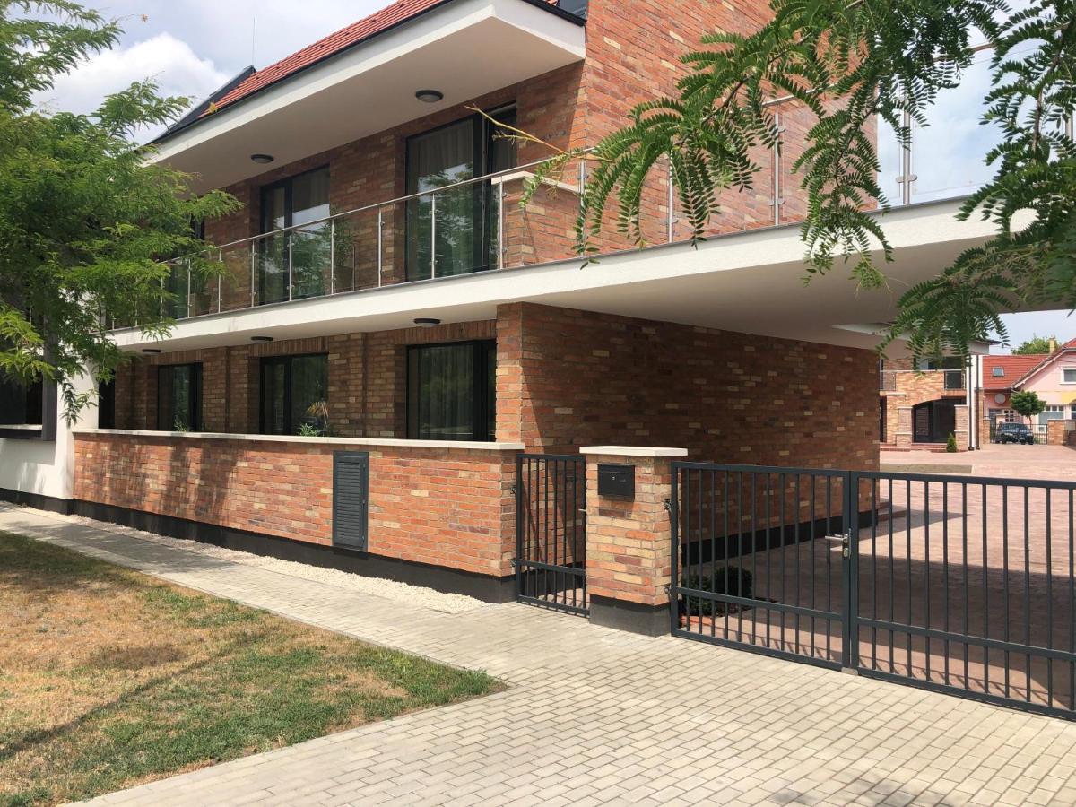 Castellum Apartmanhaz Gyula Bagian luar foto