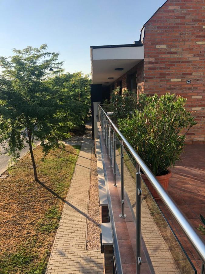 Castellum Apartmanhaz Gyula Bagian luar foto