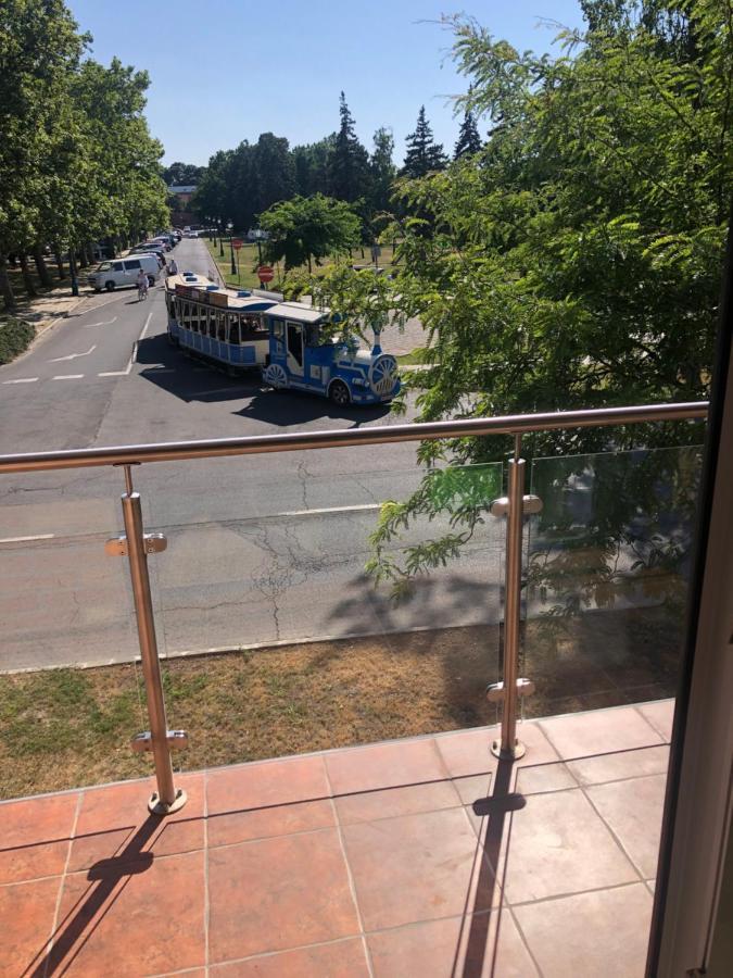 Castellum Apartmanhaz Gyula Bagian luar foto
