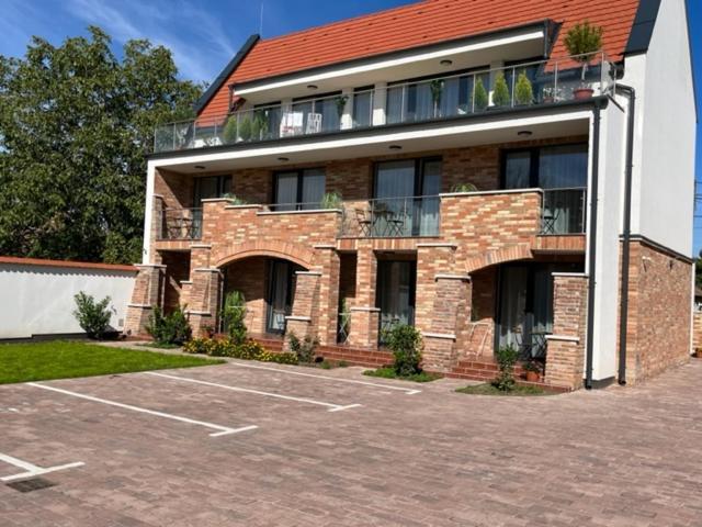 Castellum Apartmanhaz Gyula Bagian luar foto
