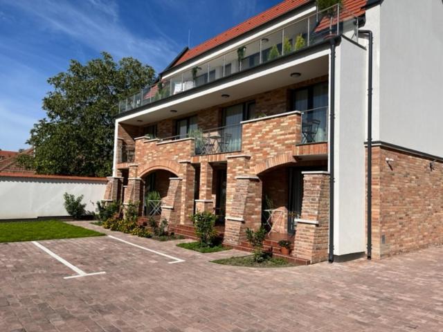 Castellum Apartmanhaz Gyula Bagian luar foto